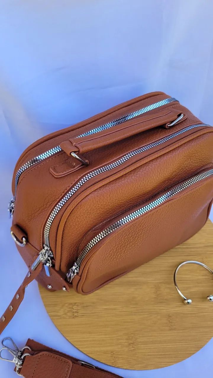 Bolsa média marrom com detalhes prateados e alça longa ajustável - Foto 3