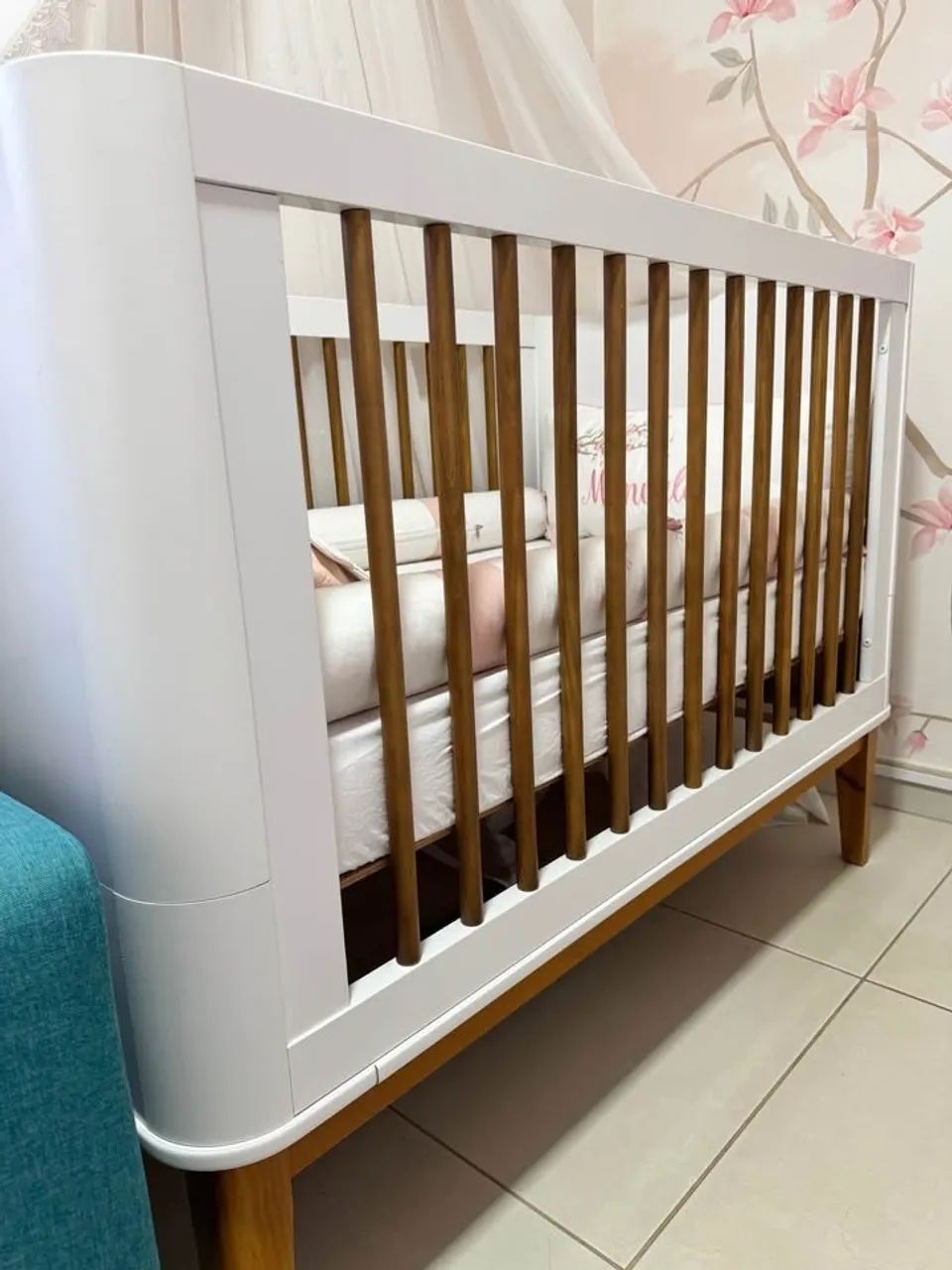 Berço Moderno com Detalhes em Madeira