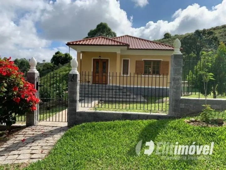 Venha morar no sossego da Serra!! Casa condomínio, com vista bucólica!! Entrar em Morar!!