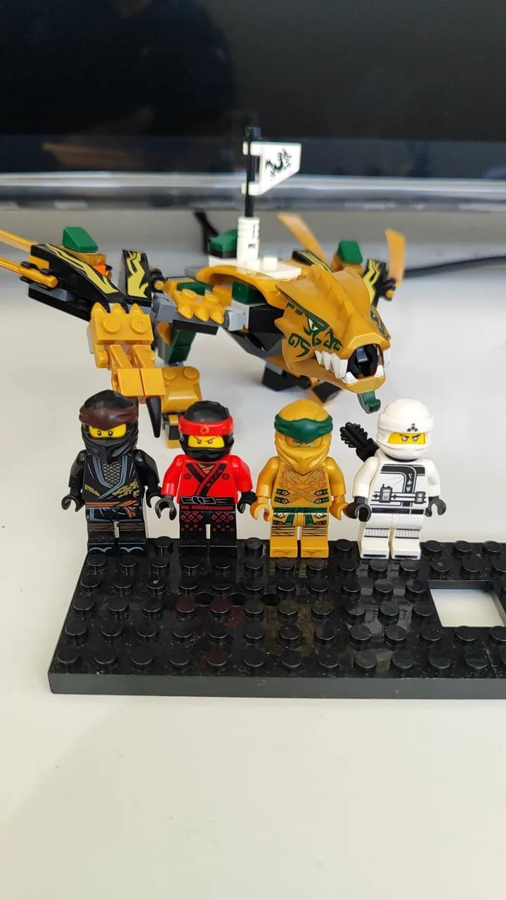 Lego Ninjago Dragão Dourado e ninjas