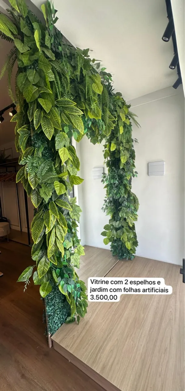 Vitrine para loja com espelhos e jardim artificial