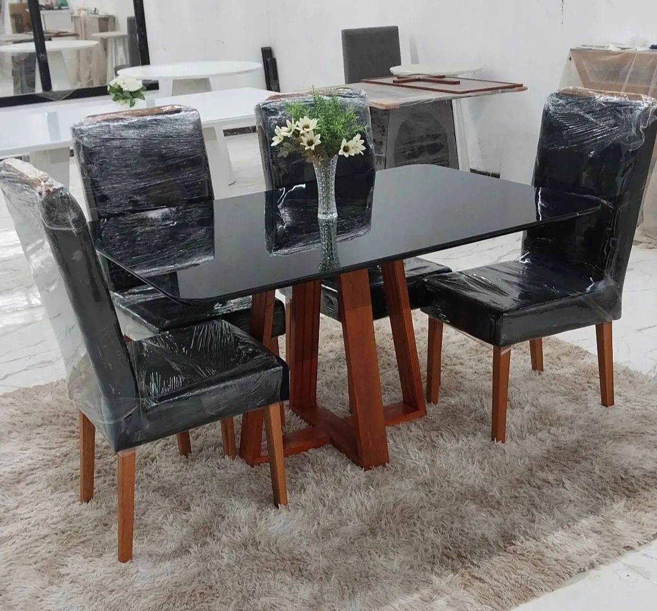 Mesa de Jantar 4 Cadeiras em Vidro Preto 100% Madeira