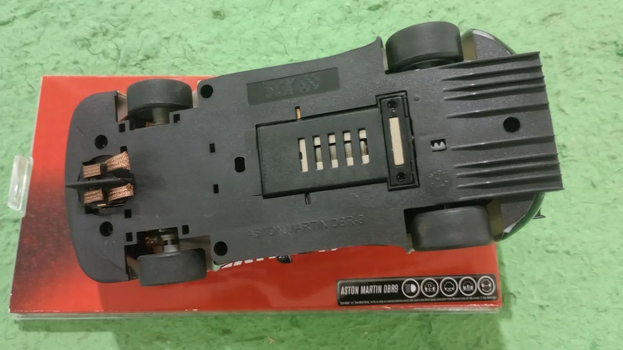 Carro de autorama Aston Martin DBR9 Scalextric - Foto 3