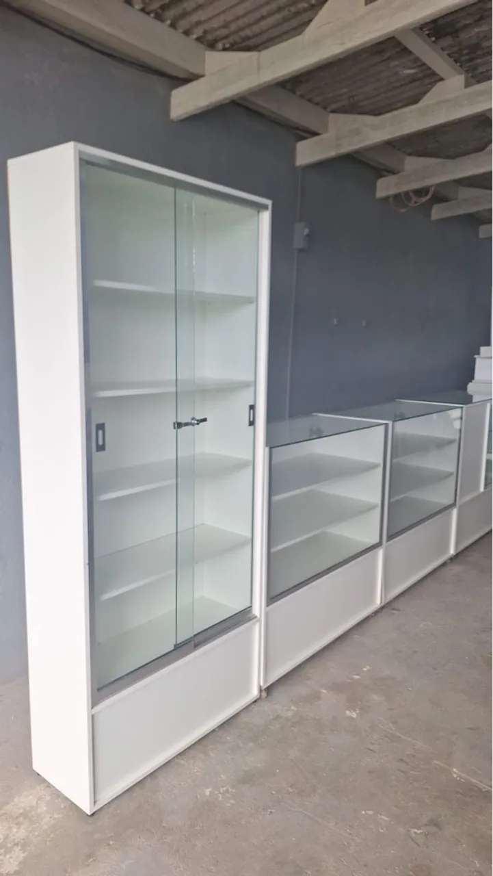 Balcões e Vitrine em Branco