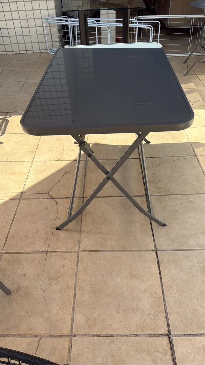 Vendo mesa dobrável em vidro e alumínio 