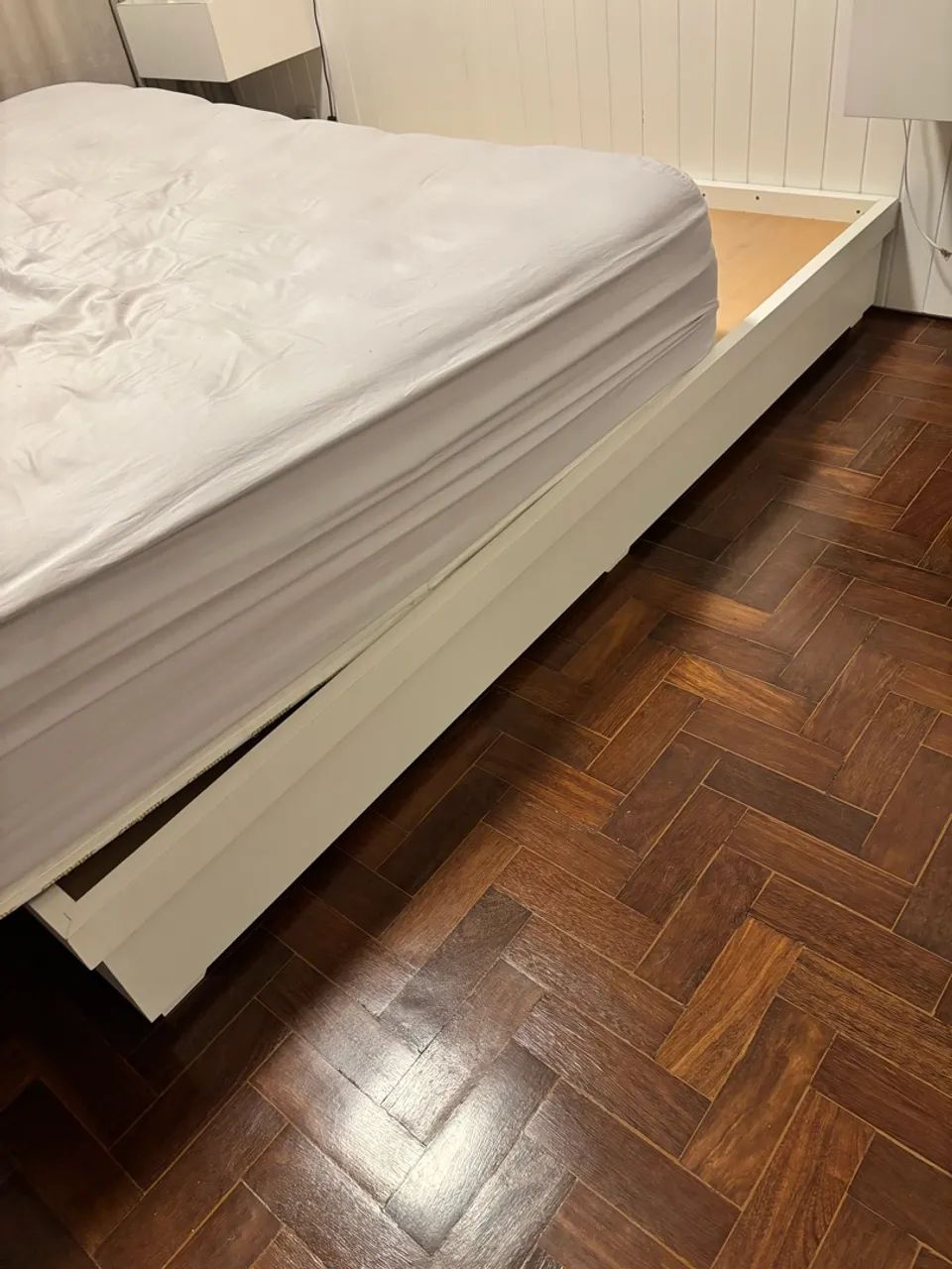Cama Queen MDF verde com fórmica branca 