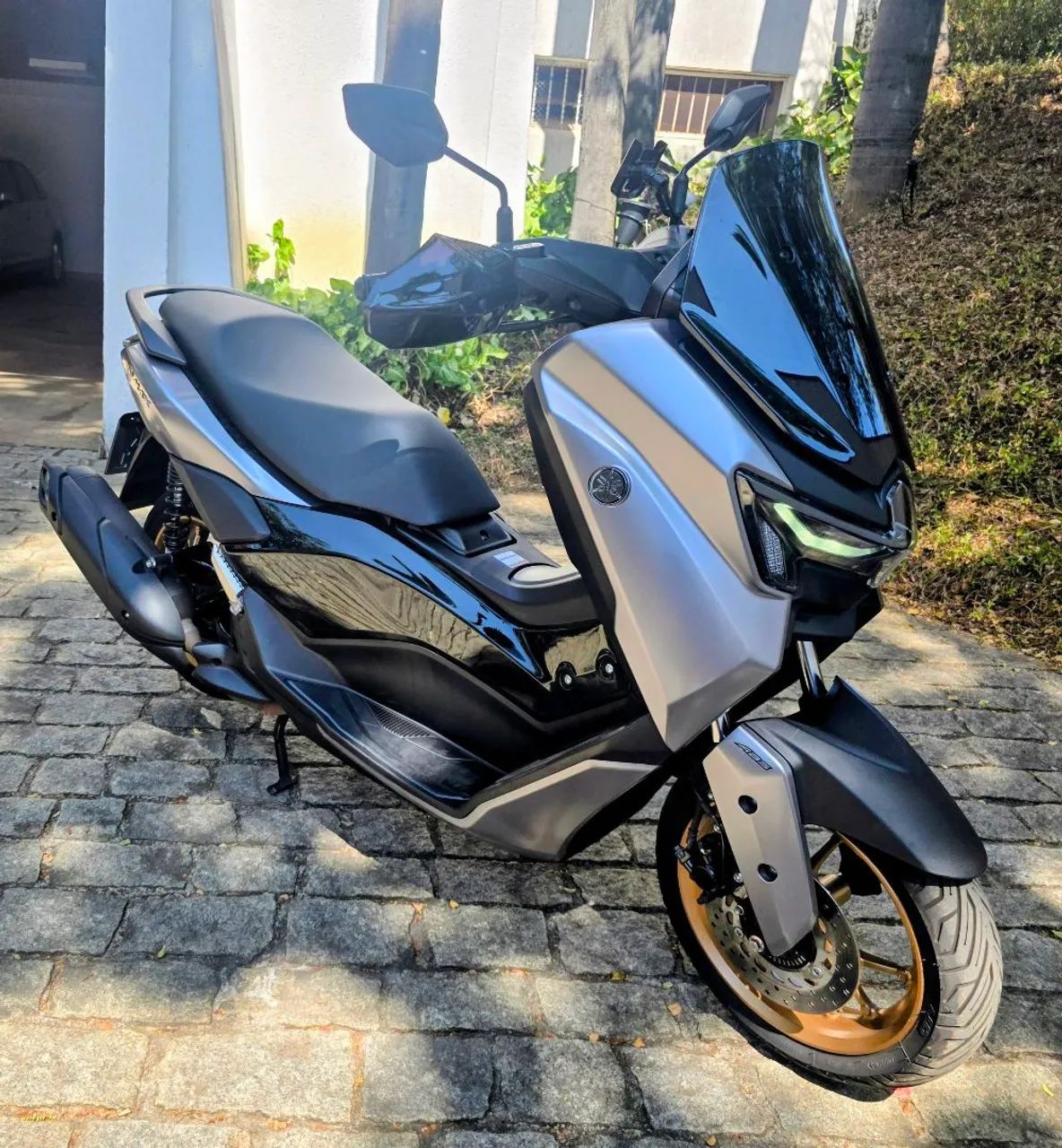 Nmax zerada e sem detalhes.