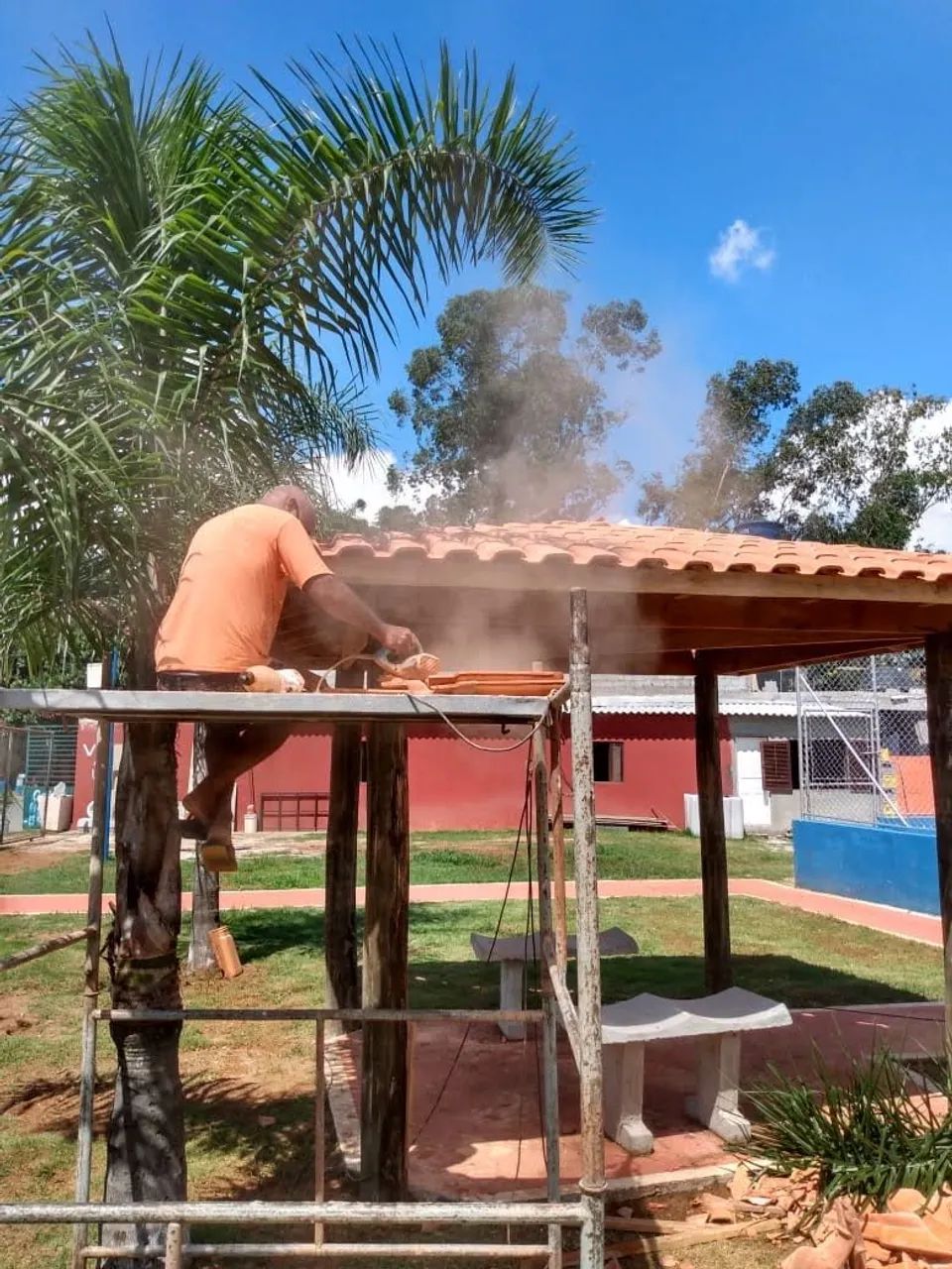 Coberturas, móveis, portas, assoalho, forros