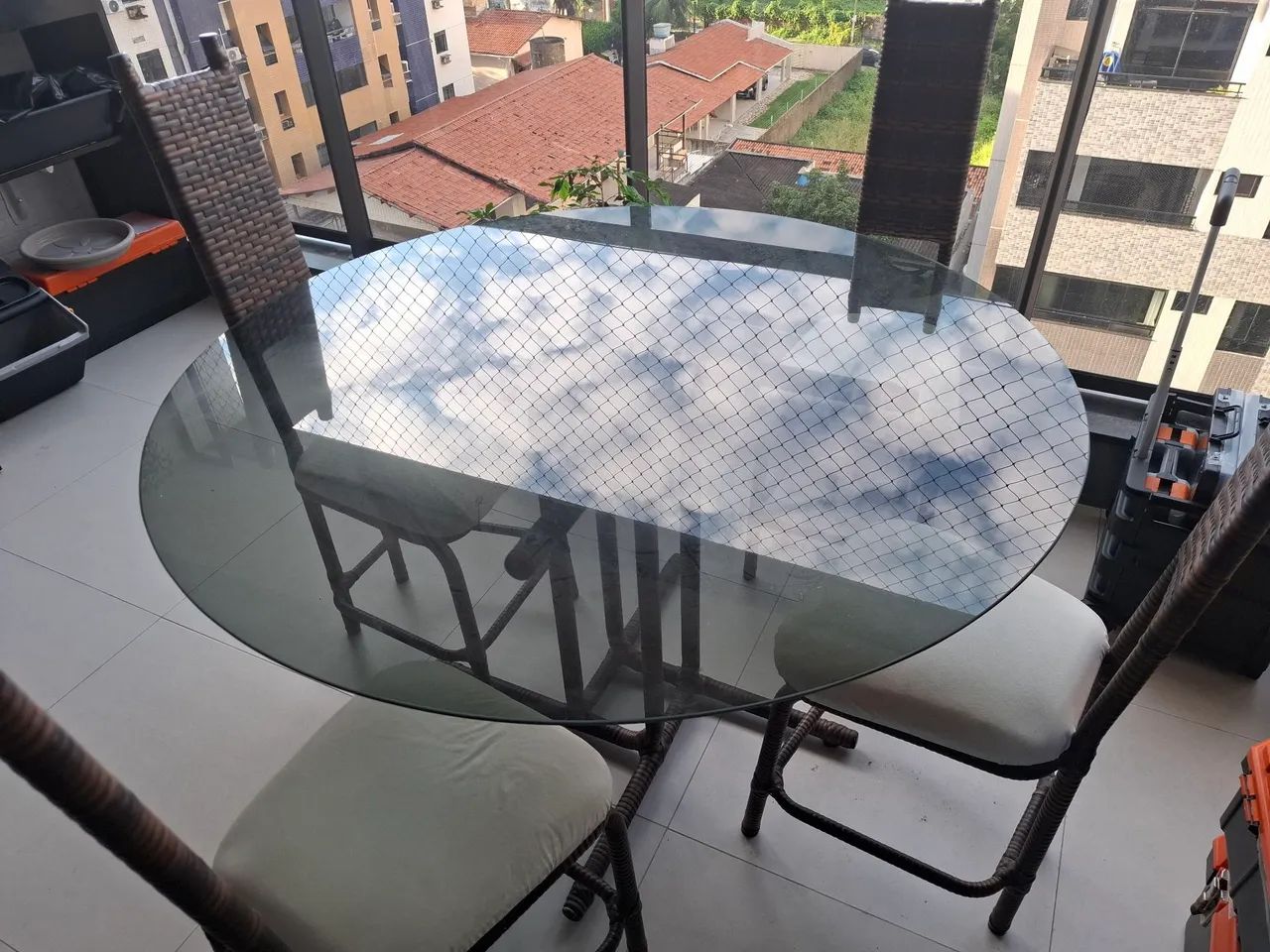 Vendo mesa e 4 cadeiras 