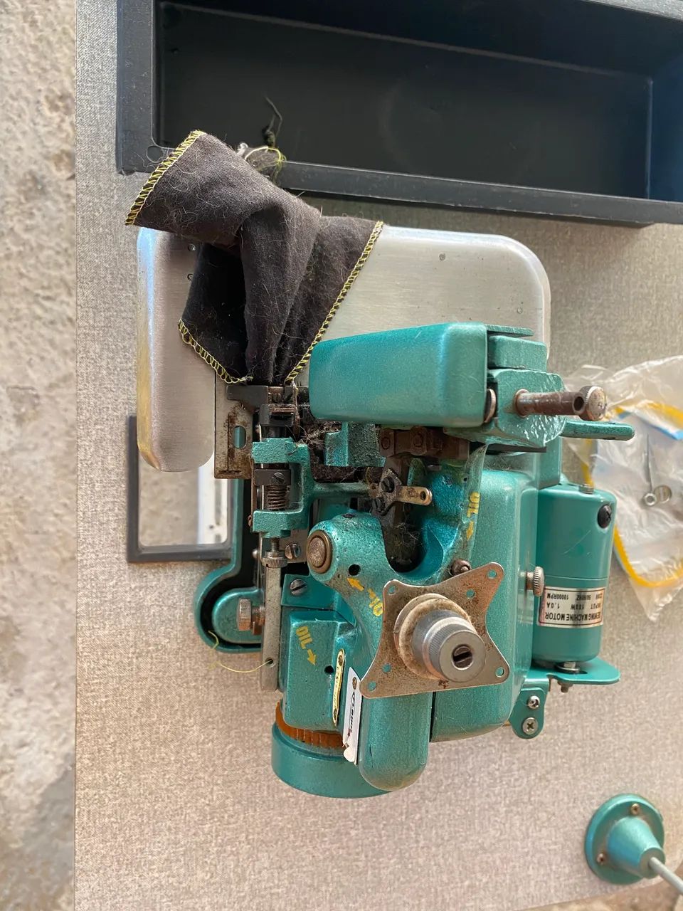 Máquina Overlock Semi Industrial  Gn-1 Com Mesa - - Foto 2