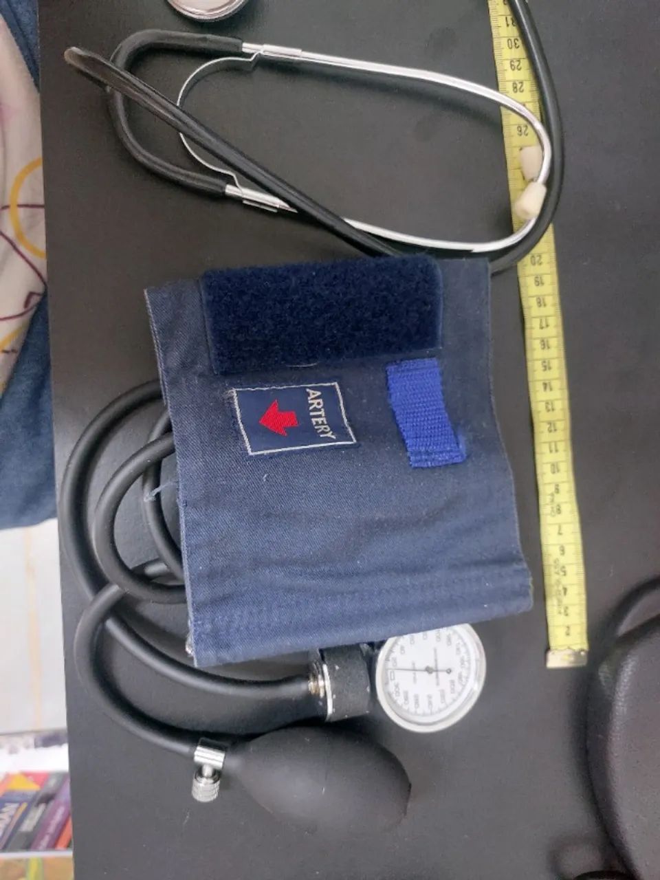 Esfigmomanômetro manual com estetoscópio