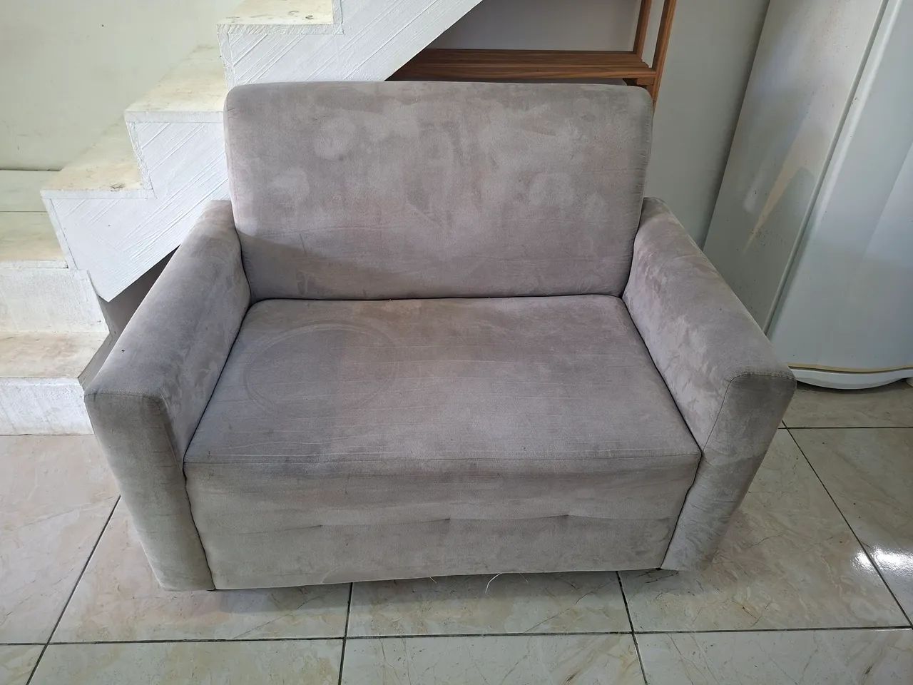 Sofa cinza de dois lugares