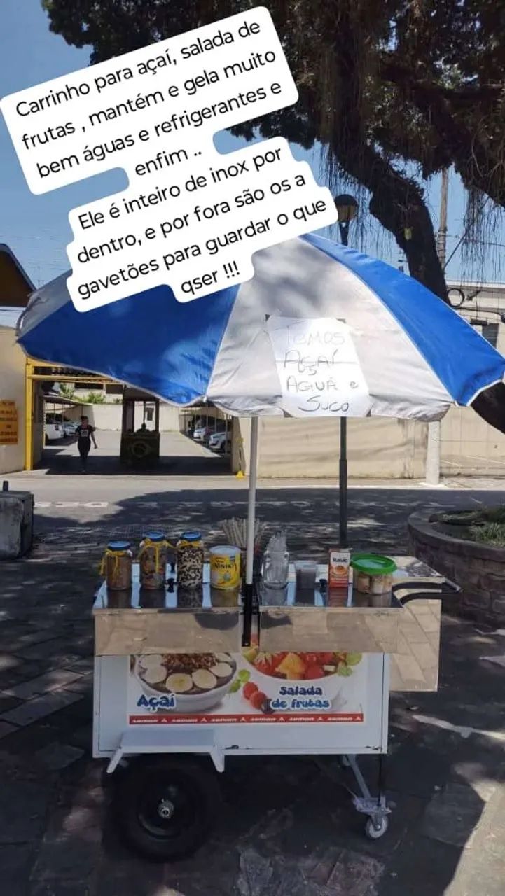 Carrinho de açaí e salada de frutas 