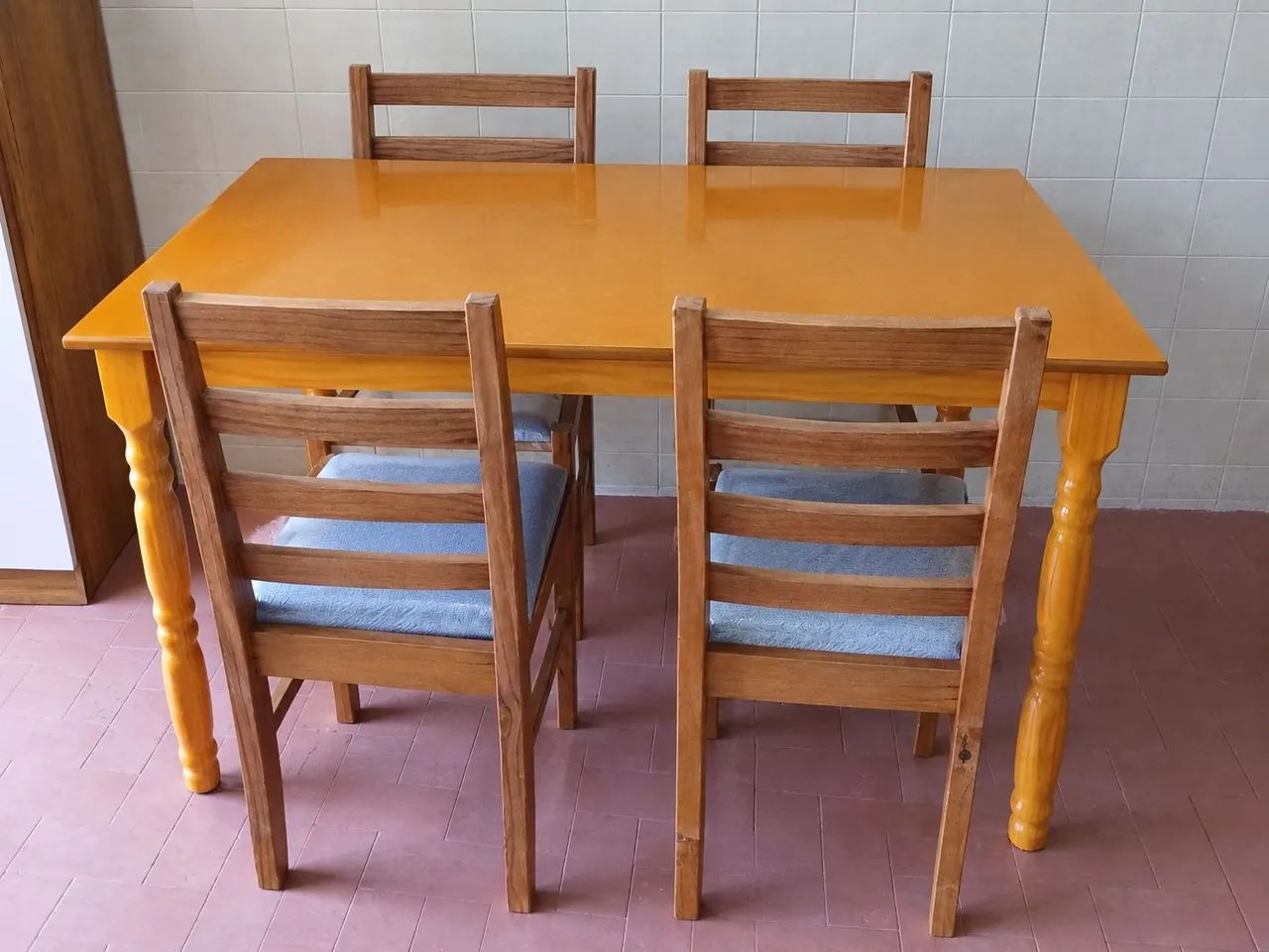 Mesa retangular com 4 cadeiras estofadas 
