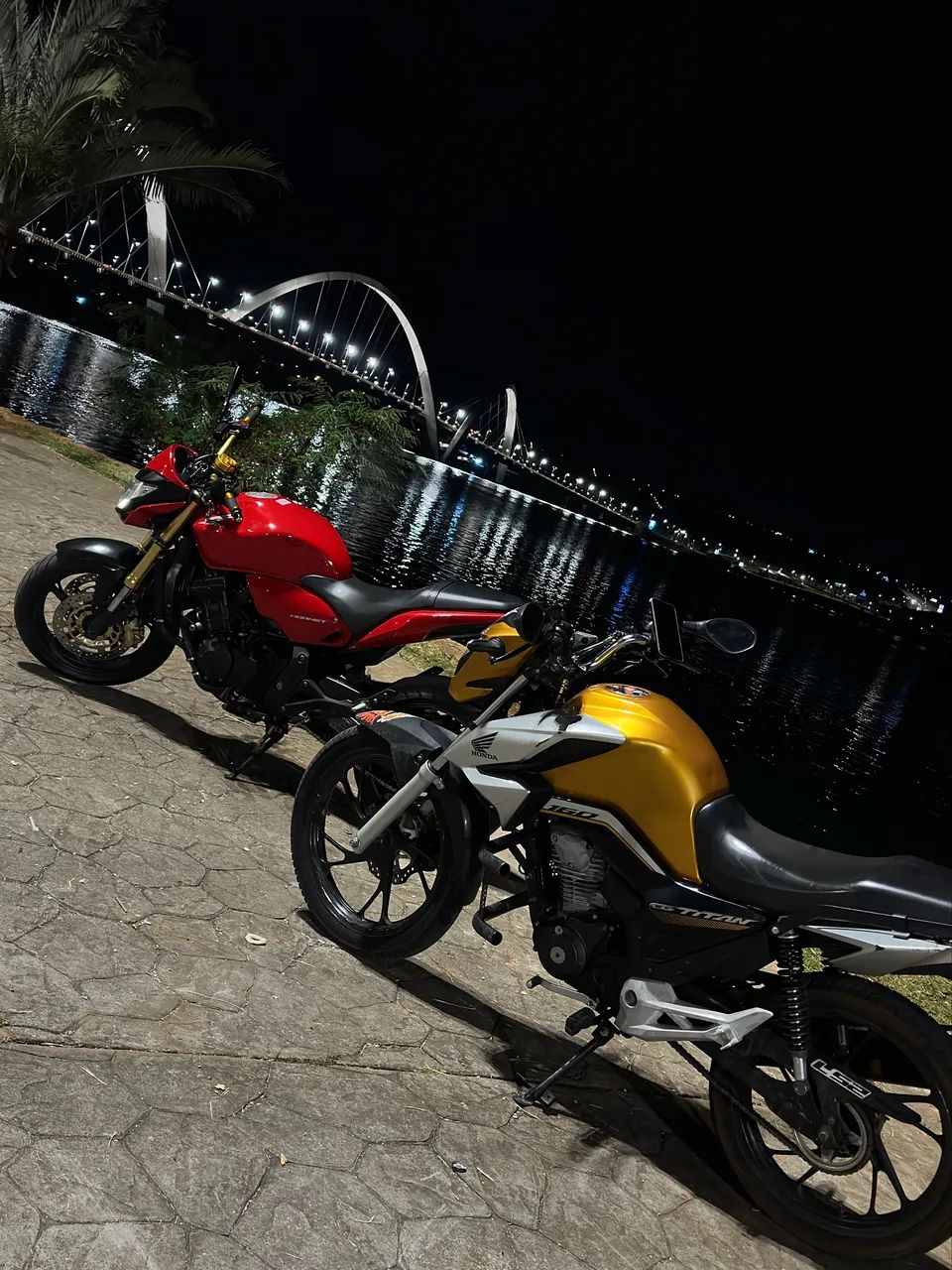 Moto de garagem bem conservada 