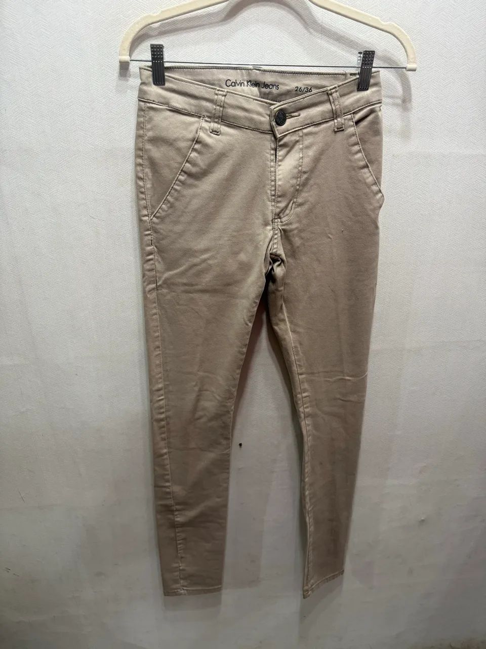 Calça sarja Calvin Klein tamanho 36, com elastano, skinny 