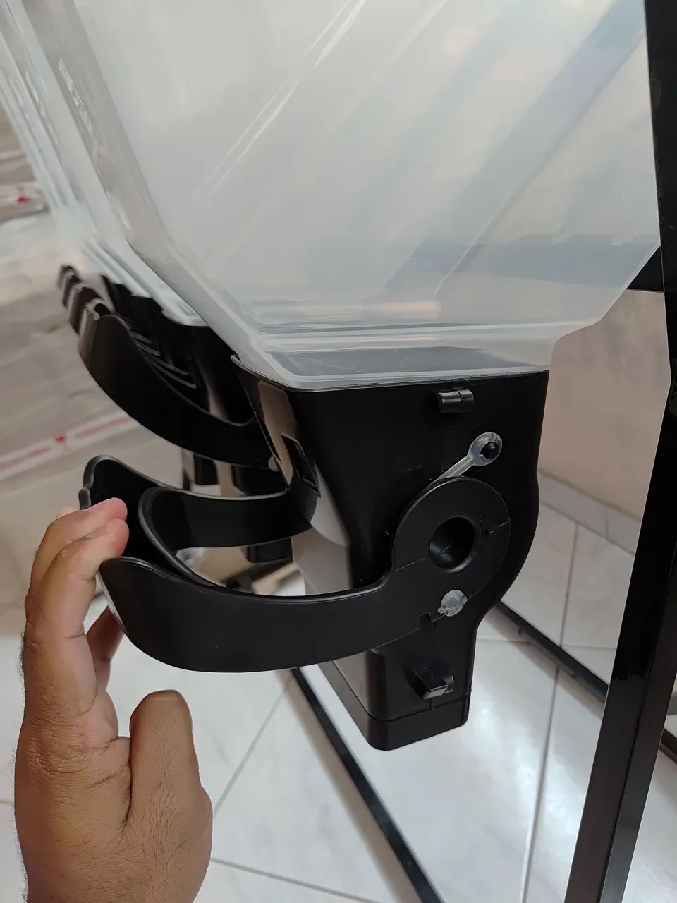Lote 9  dispenser de raçao - Foto 3
