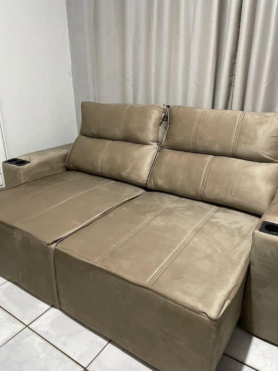 Sofá Confort 2,10 Bege c/porta copos - Foto 2
