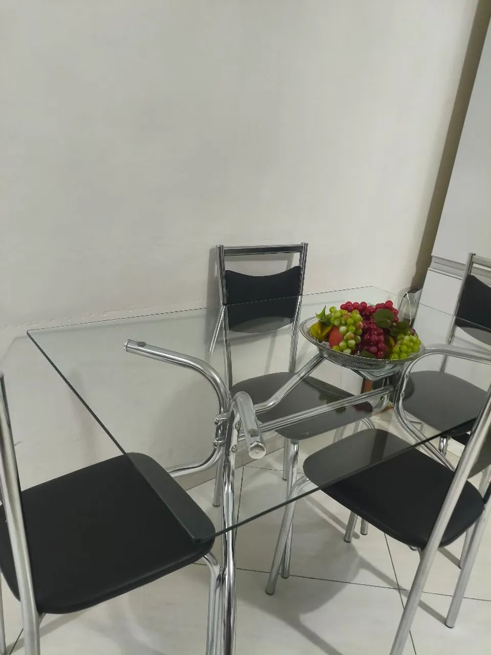 Mesa de Jantar de Vidro com 4 Cadeiras Cromadas - Linda, Moderna e Impecável! - Foto 4