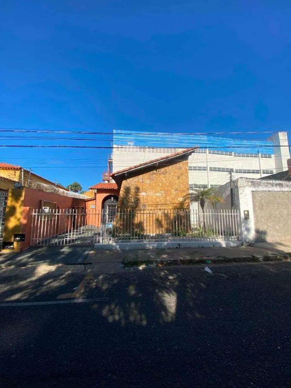 CASA COMERCIAL COM 02 VAGAS DE GARAGEM DESCOBERTA NO CENTRO.