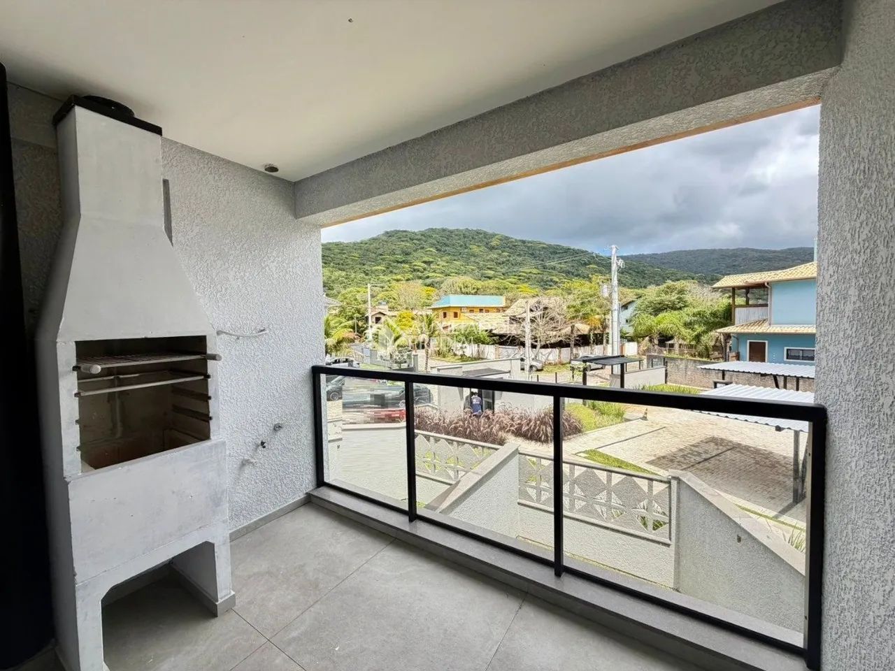 Apartamento semi-mobiliado com 70 m² privativos, novo e nunca ocupado.