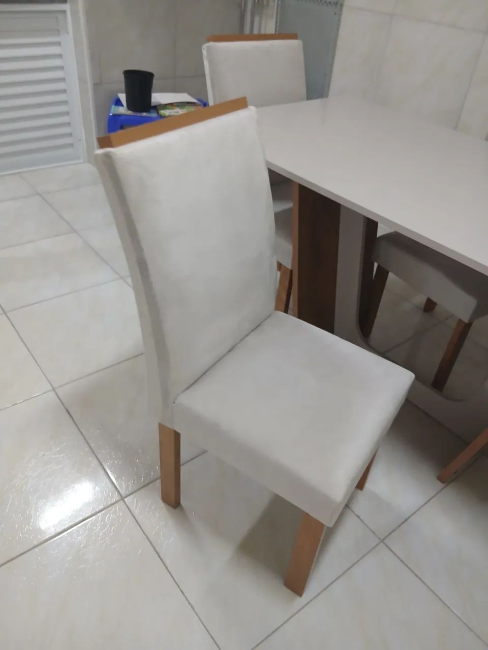 Vendo uma persiana e duas cadeiras novas 