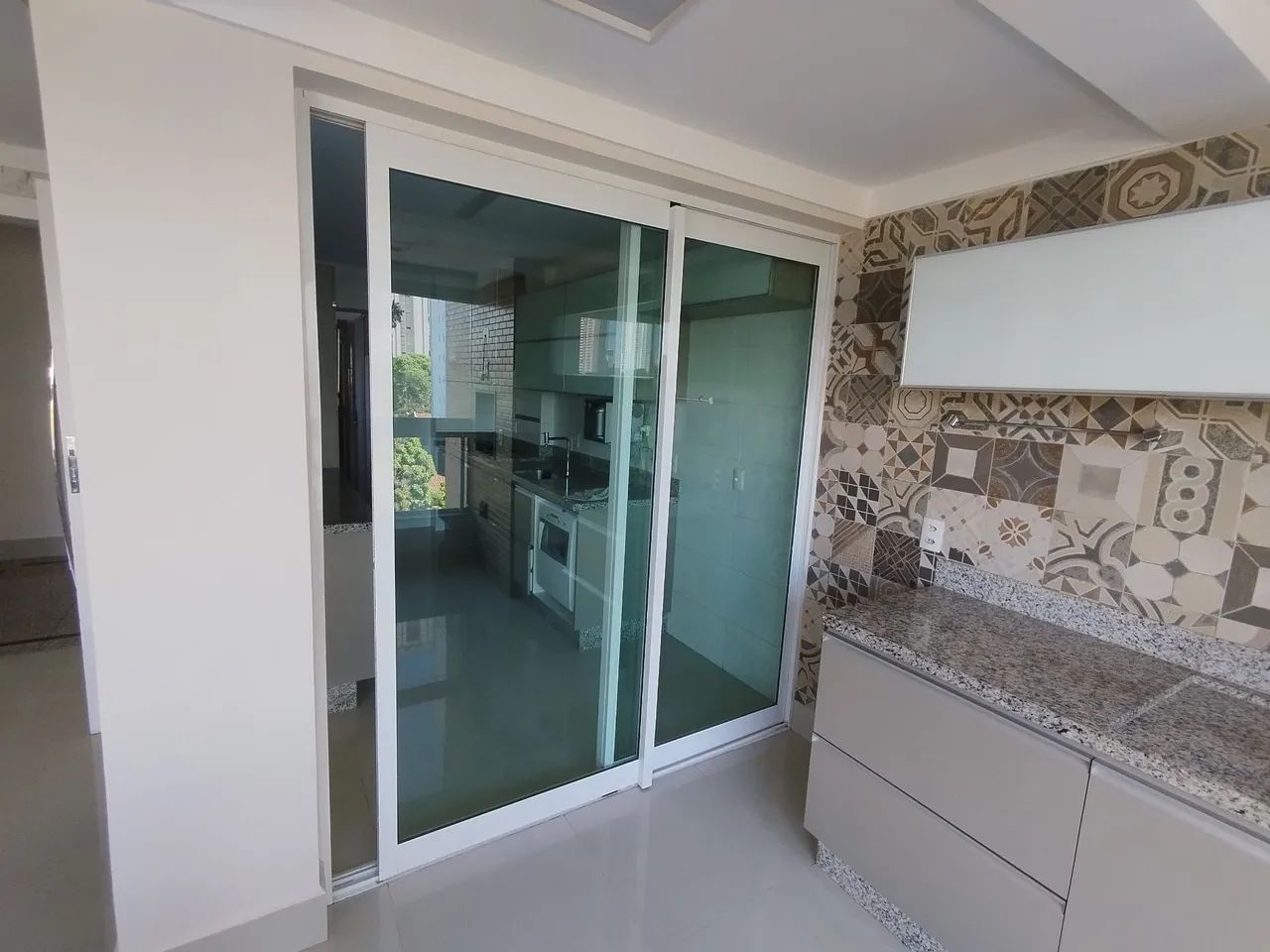 Vendo porta com esquadria 222 por 176<br>222 altura <br>198 largura<br>222 altura <br>198 largura - Foto 4