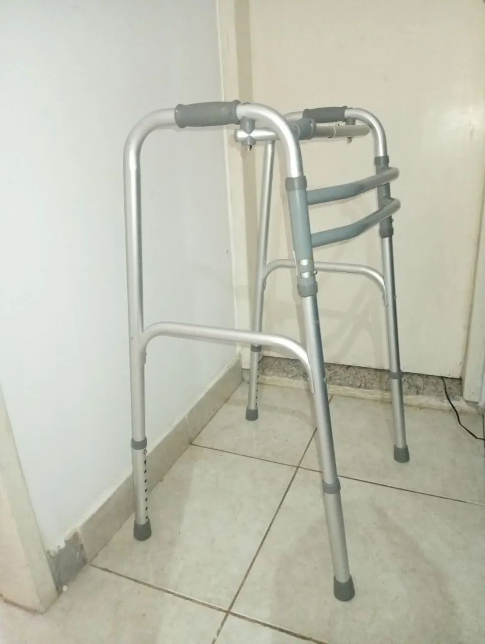 Andador HidroLight ótimo estado e ajustavel