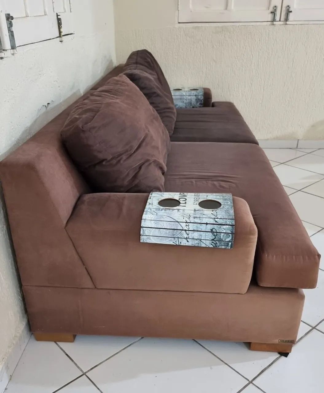 Sofá 3 Lugares Suede Marrom + Esteiras Porta-Copos (Preço de Desapego) - Foto 2