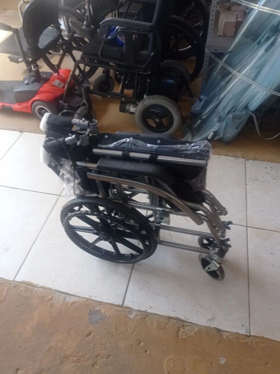 Cadeira de rodas compacta(nova sem Uso)  - Foto 4