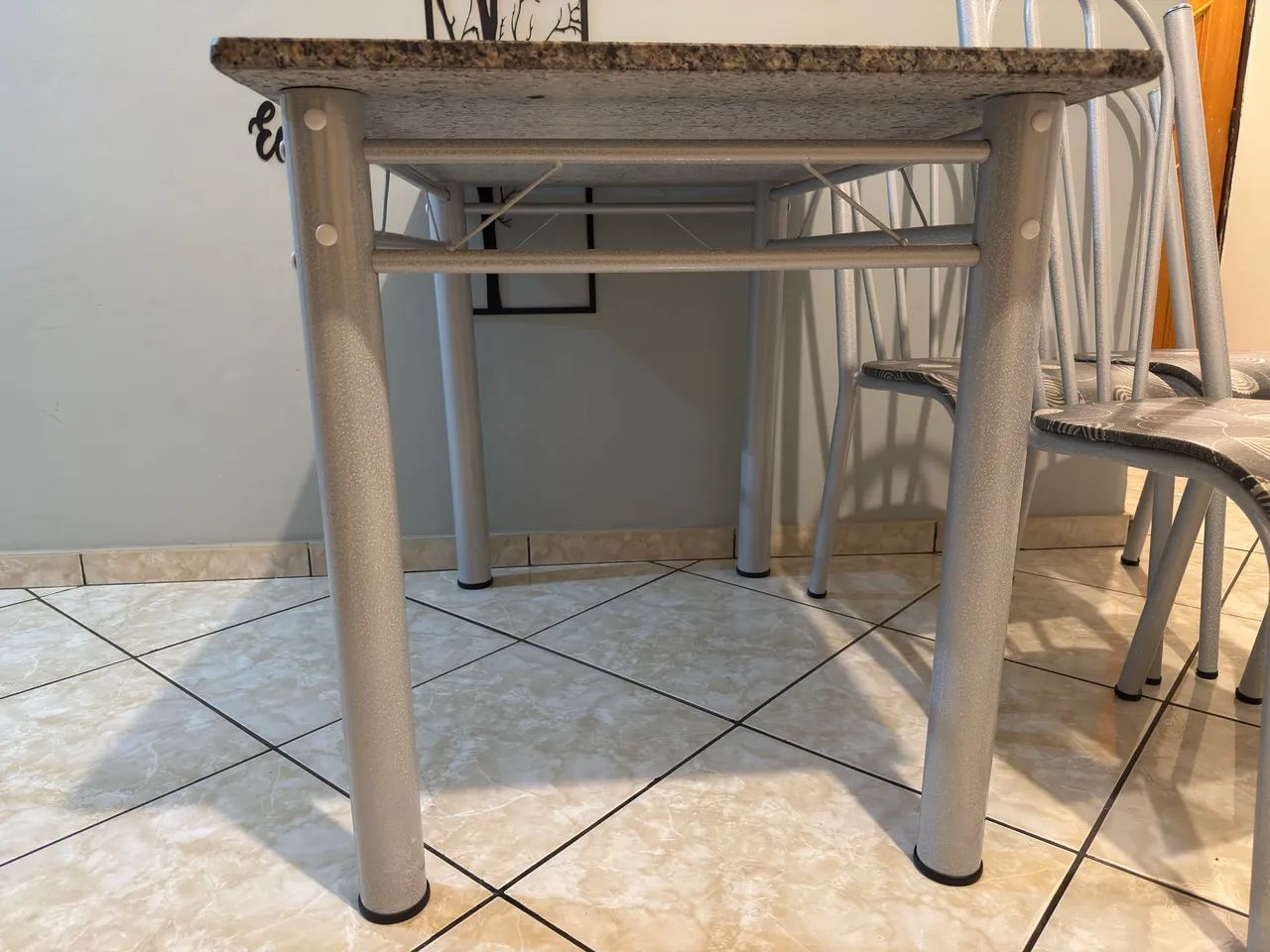Mesa com Quatro Cadeiras - Foto 3