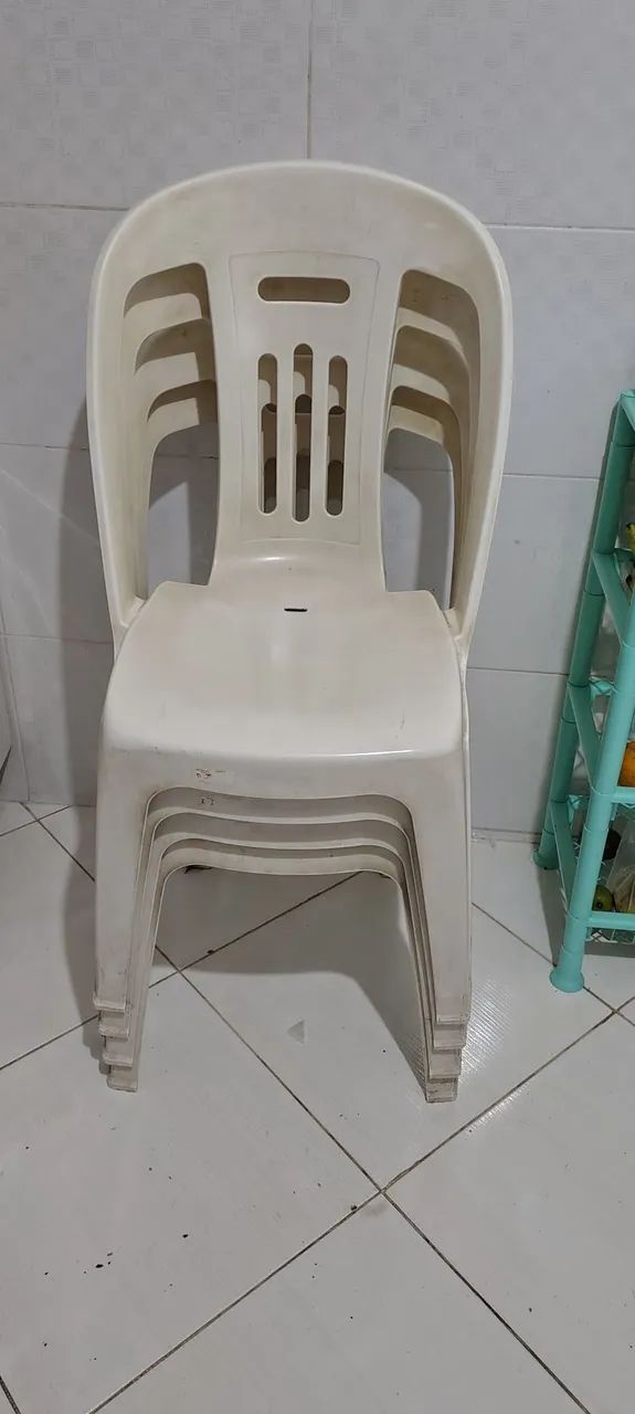 4 Cadeiras de Plástico + Pés de Mesa de Brinde - Bom Estado - Foto 3