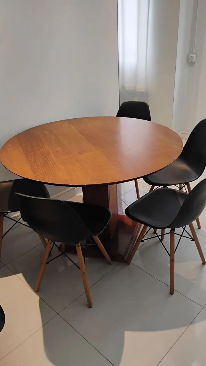 Mesa Redonda de Madeira com Cadeiras 