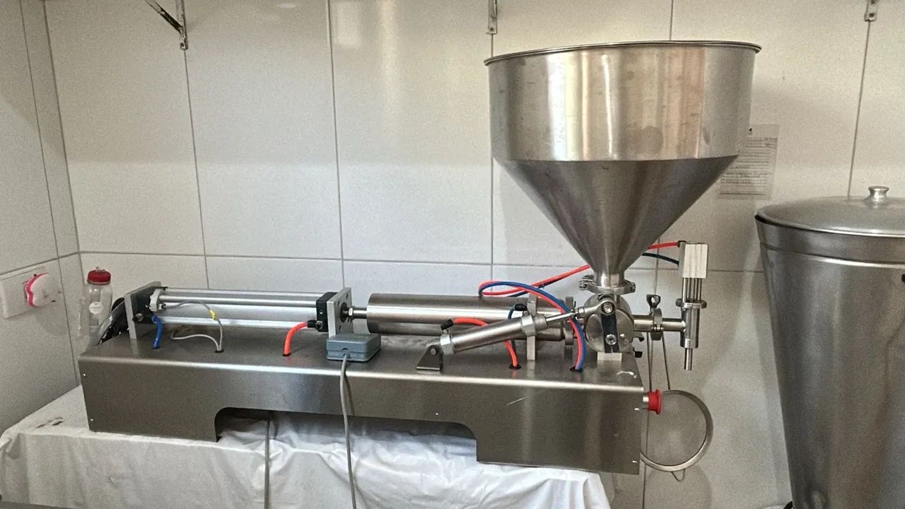 Máquina envasadora e compressor de ar.