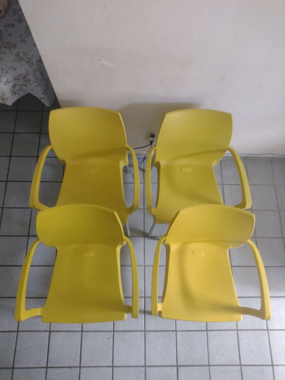 Cadeiras plástico resistente e pés alumínio  - Foto 2
