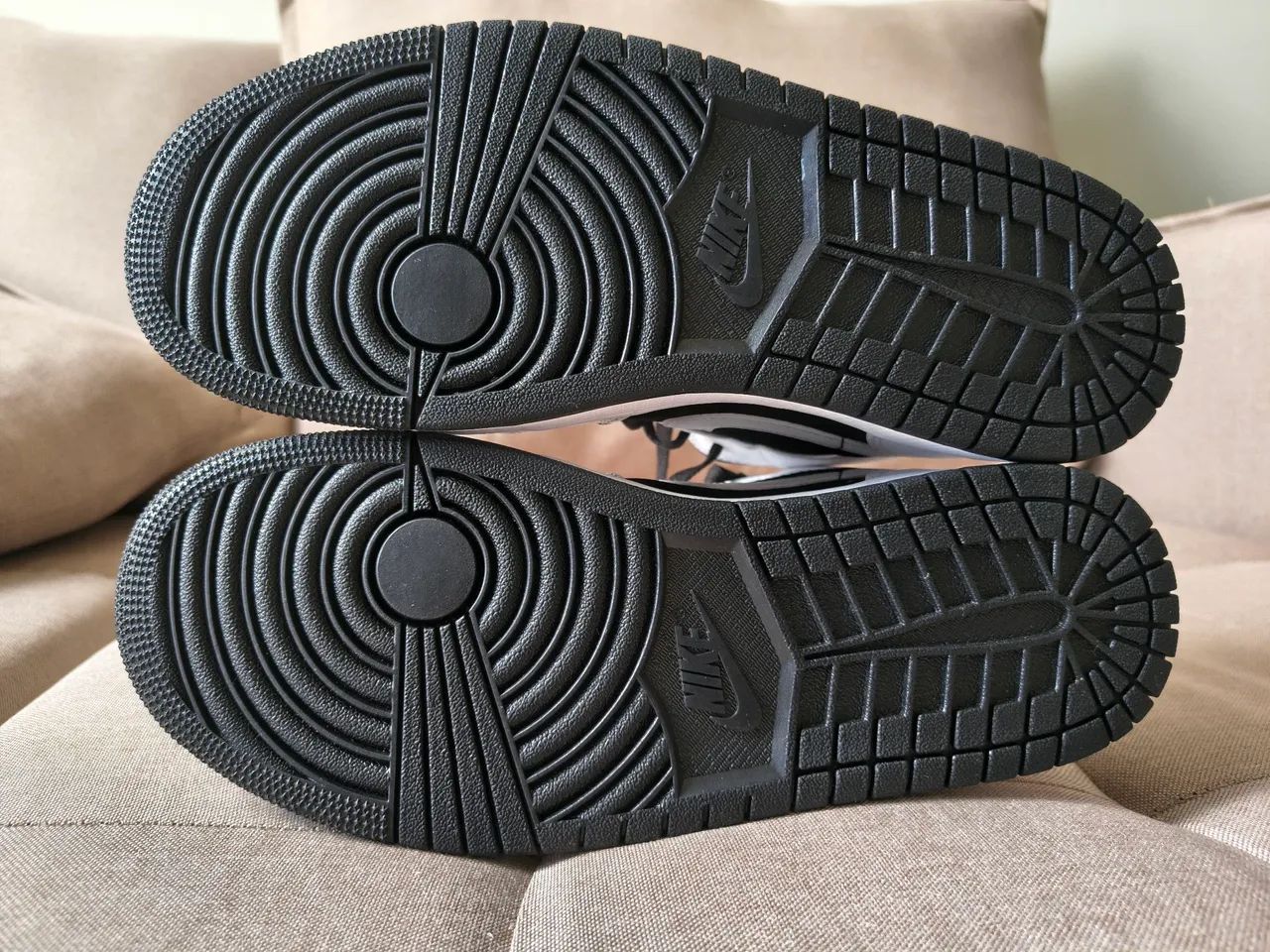 VENDO TÊNIS ORIGINAL NIKE AIR JORDAN 1 MID "TUXEDO" - Foto 3