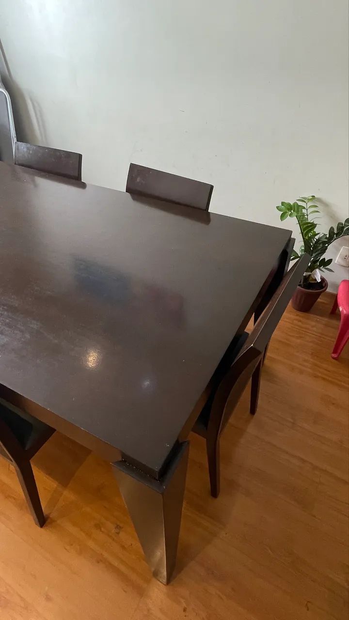 Mesa de madeira 1,80x1,00 com 6 cadeiras acolchoadas  - Foto 3