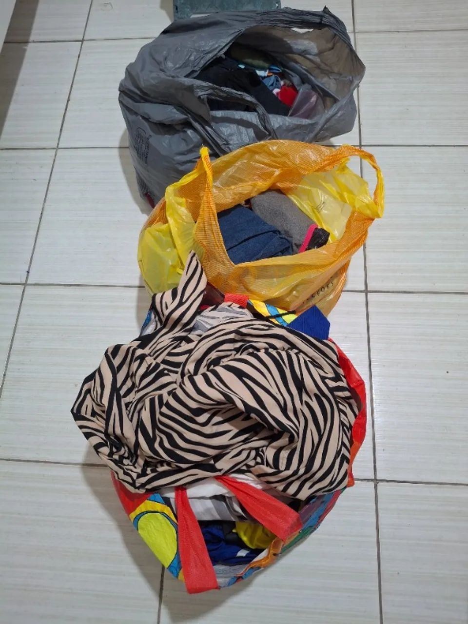 Lote de roupas usadas