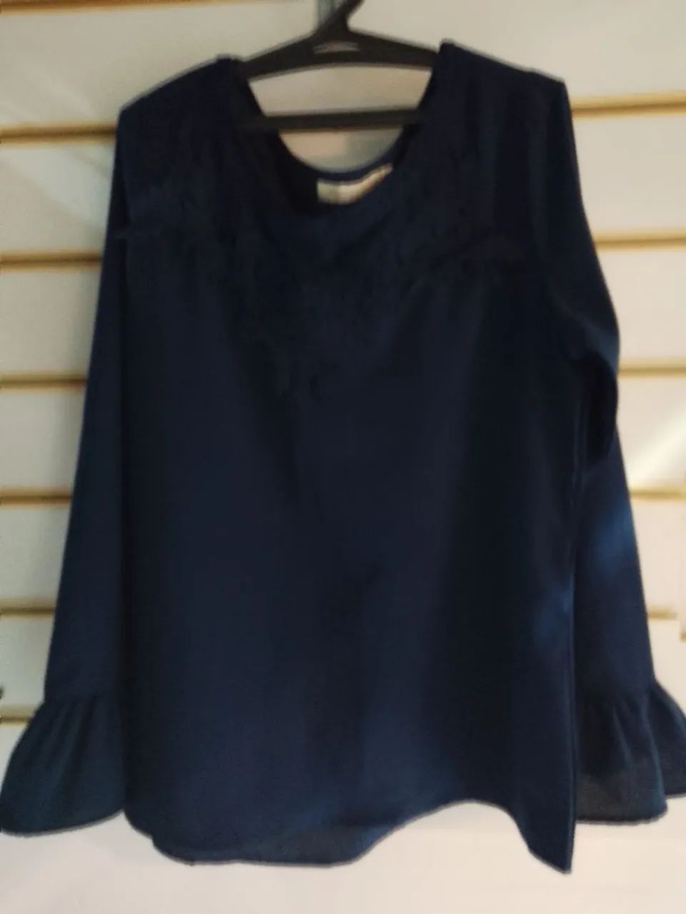 Blusa azul marinho com detalhe de renda M - Foto 2