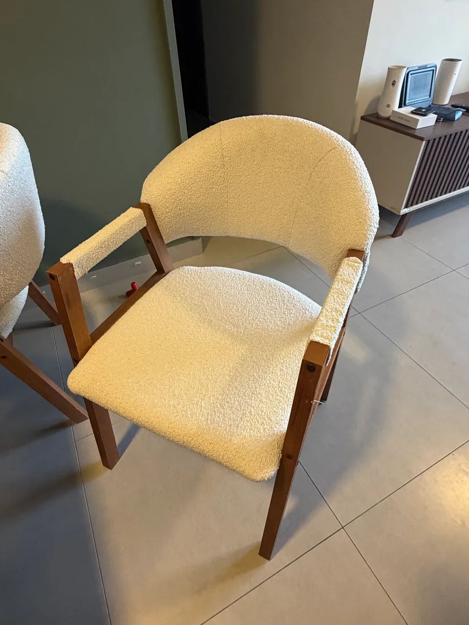 Mesa de Jantar Tok&Stok + 4 Cadeiras Estofadas Bouclé - R$ 2.300 - Foto 2