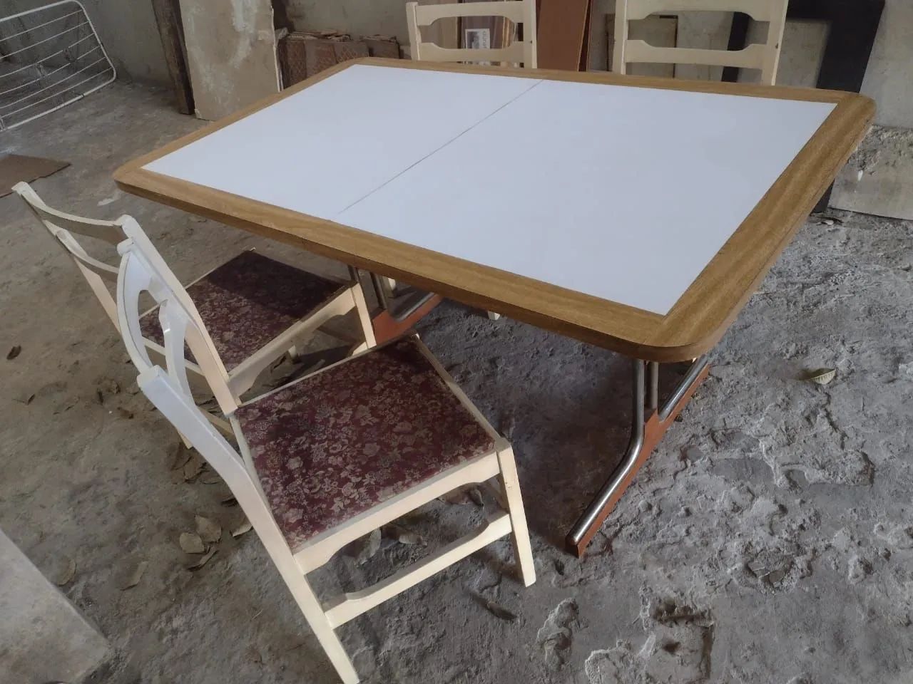Mesa de madeira  com 4 cadeiras  - Foto 5