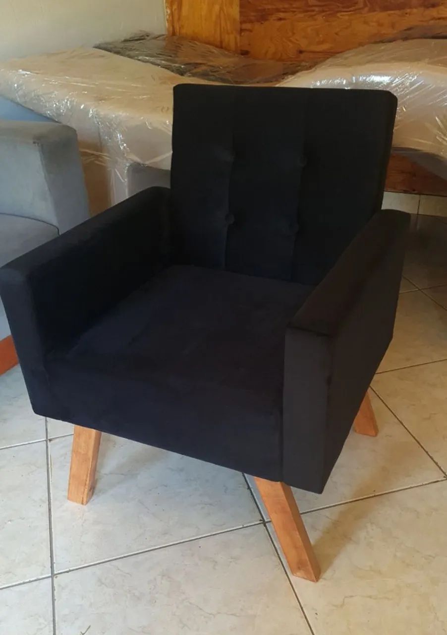 Poltrona preta disponível pronta entrega