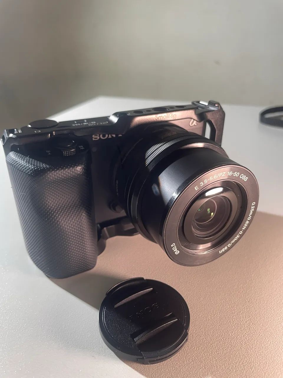 Sony zv-e10, com lente do kit, e cage da smallrig - Foto 2