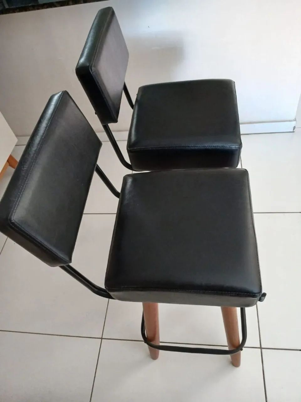 Bancos de madeira, forro em couro. - Foto 3