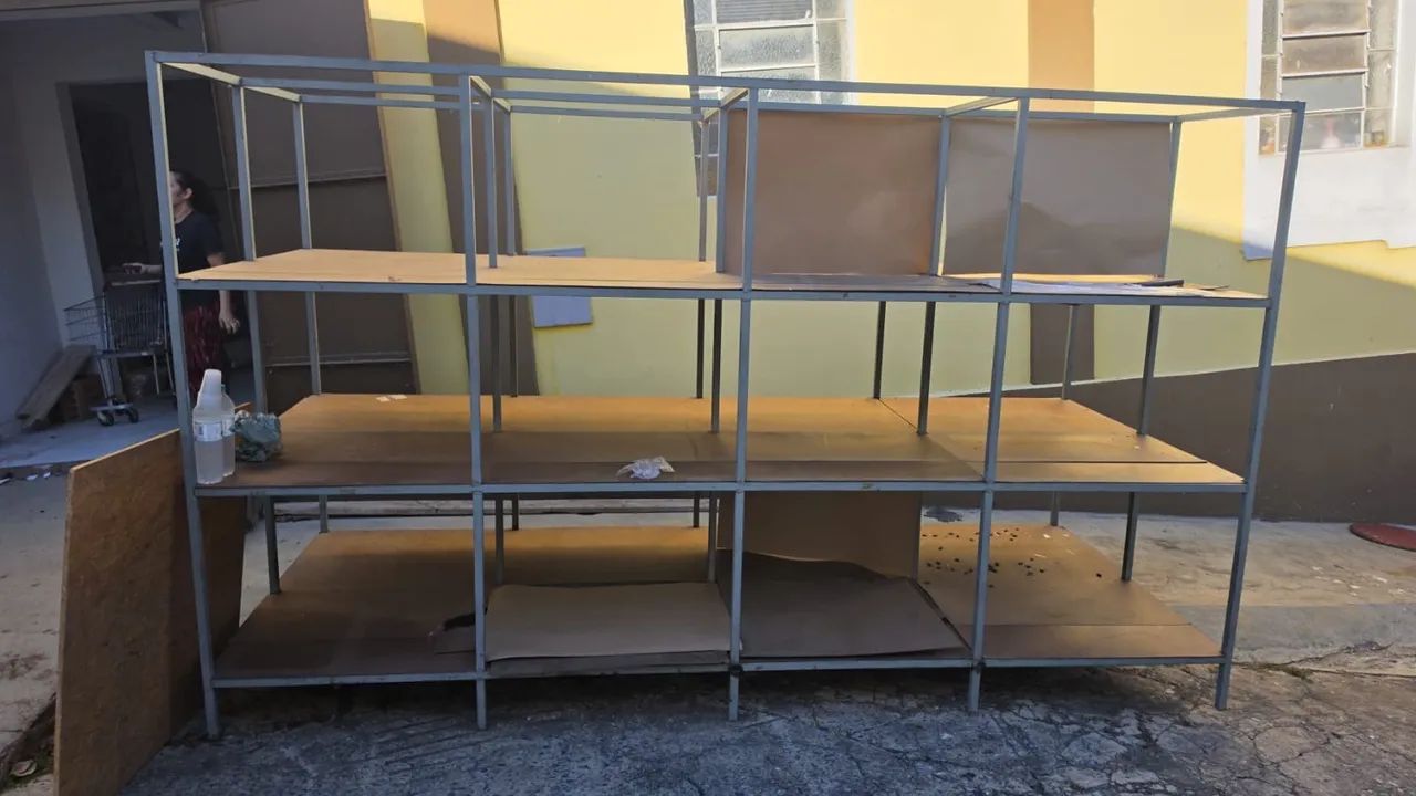 Vende-se 2 Prateleiras de ferro e 1 mesa  - Foto 2