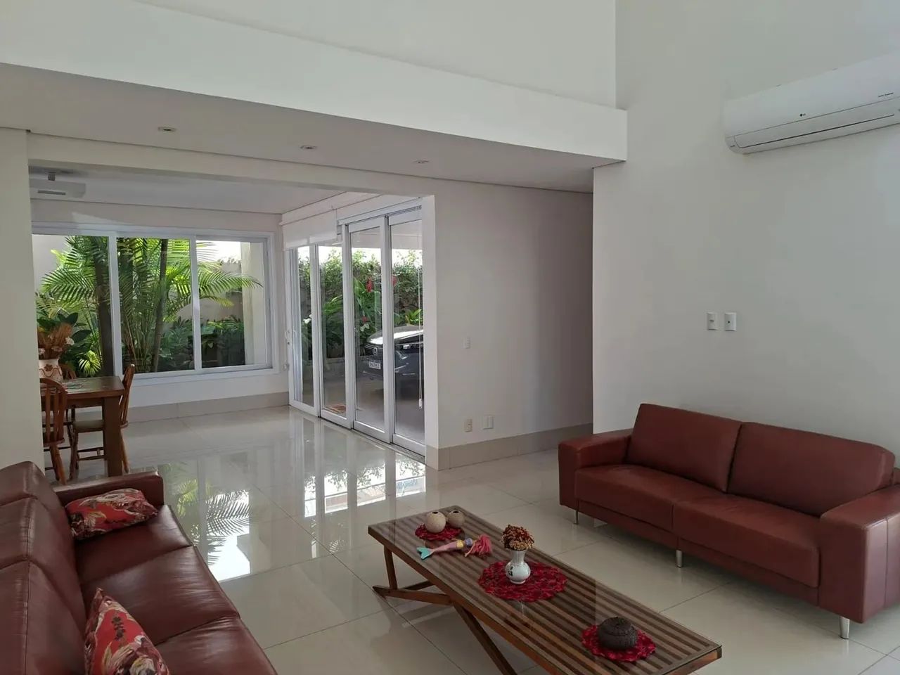 VENDE-SE SOBRADO NA 303 SUL COM QUATRO SUITES