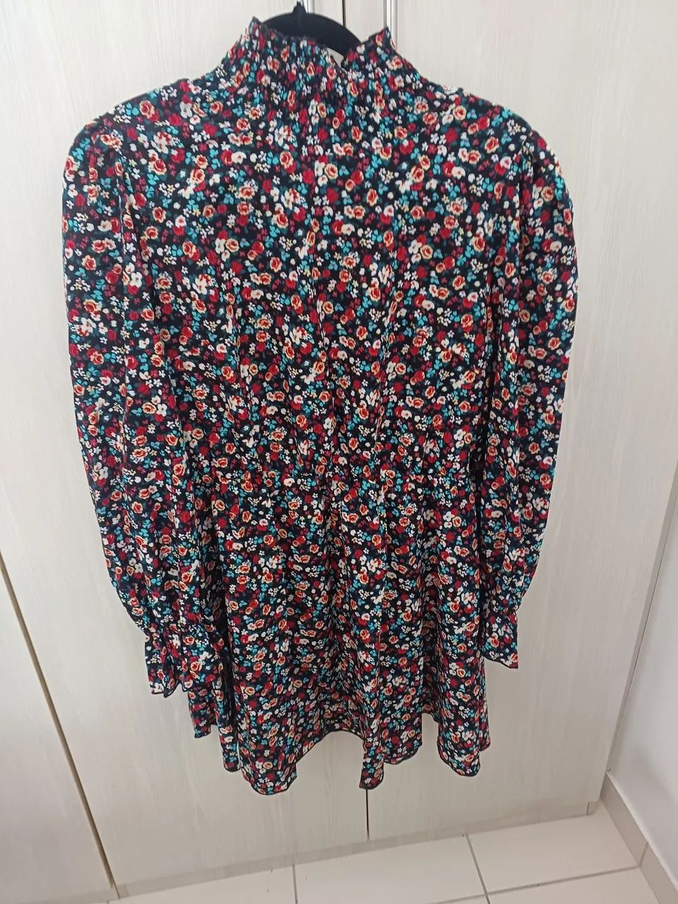 Vestido floral gola alta