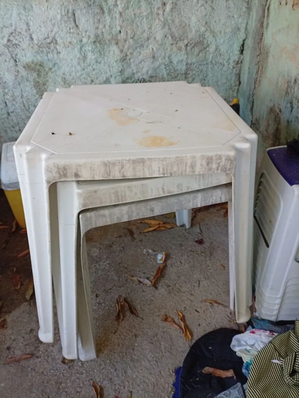 Mesas cardeais e bancos 