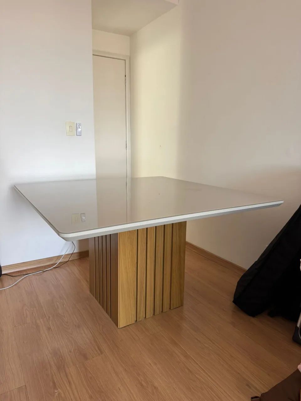 Mesa de jantar 1.30x1.30 base de madeira e tampo de vidro COM CADEIRA  - Foto 3