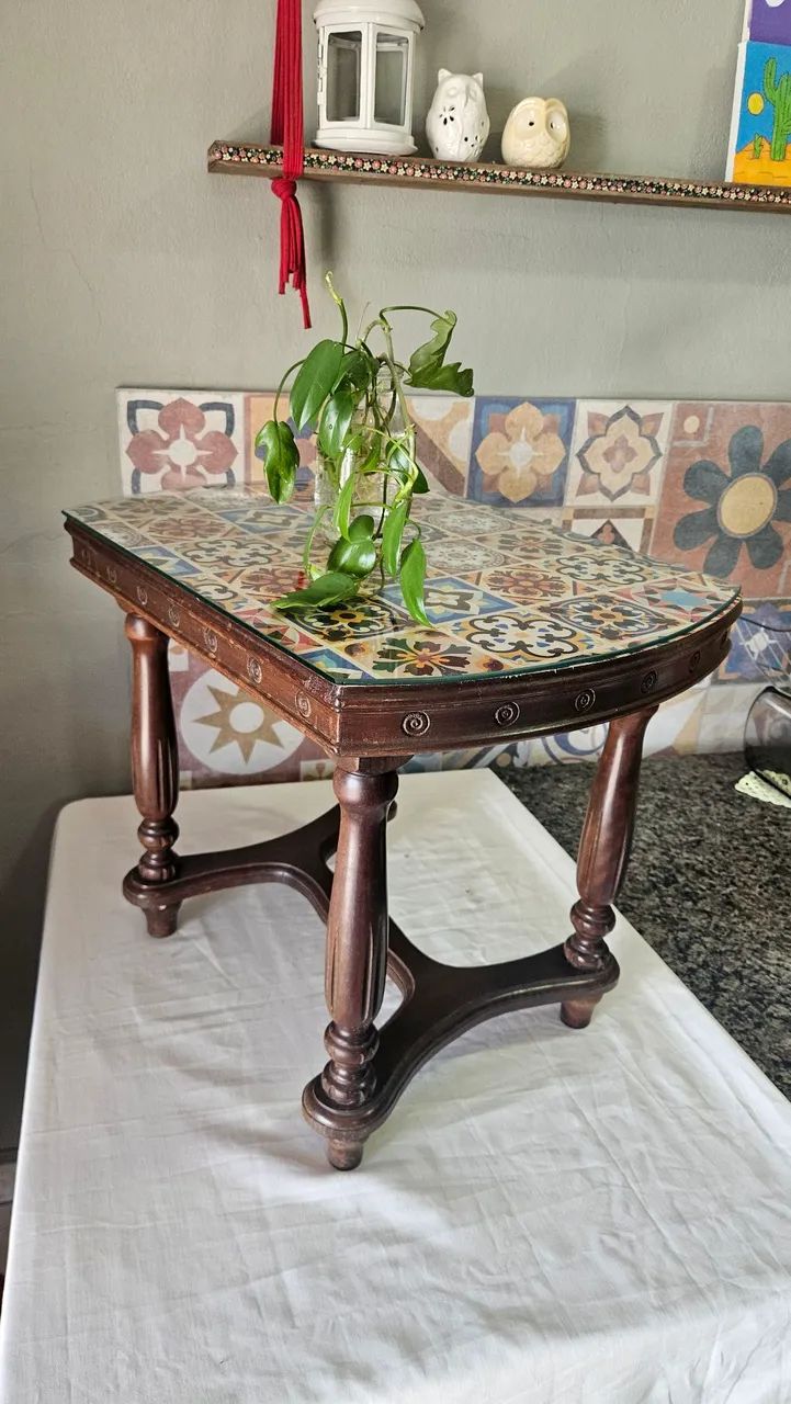 Mesa De Apoio Antiga Com Tampo Decorado E Vidro Protetor